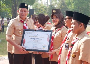 Plt Bupati Beri Penghargaan Juara Tergiat Utama Kehumasan Pramuka SMKN 2 Buduran dan SMAN 3 Sidoarjo