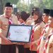 Plt Bupati Beri Penghargaan Juara Tergiat Utama Kehumasan Pramuka SMKN 2 Buduran dan SMAN 3 Sidoarjo