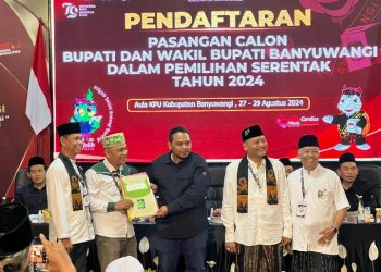 Duet Paslon Ali Makki-Ali Ruchi Daftar ke KPU Banyuwangi Diantar Ratusan Pendukung