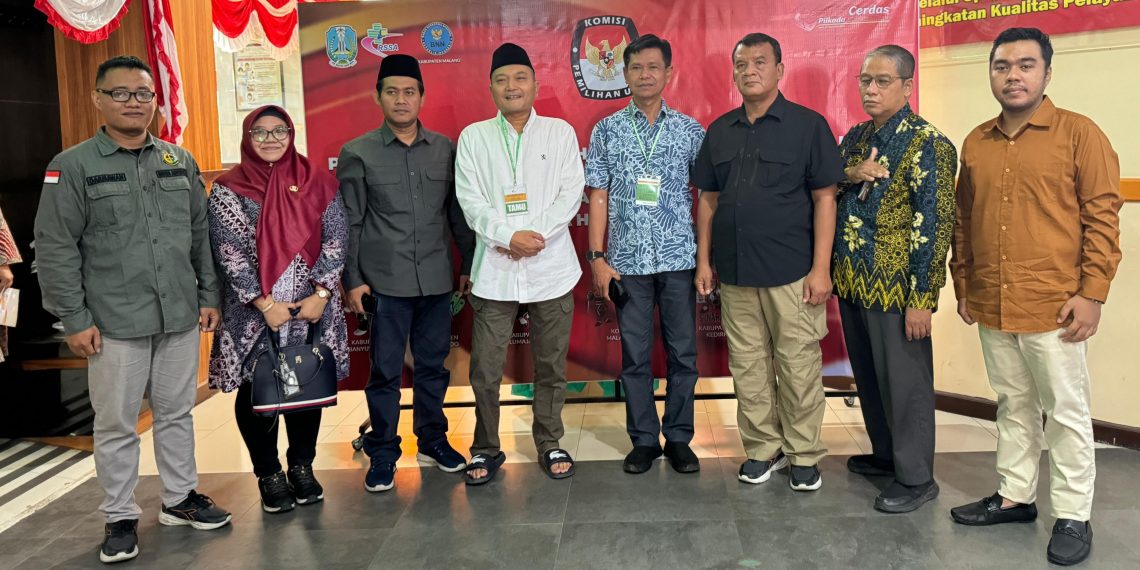 Tampil Santai, Pasangan Gus Ali Makki-Ali Ruchi (Ali-Ali) Jalan Tes Kesehatan Persyaratan Pilkada Banyuwangi