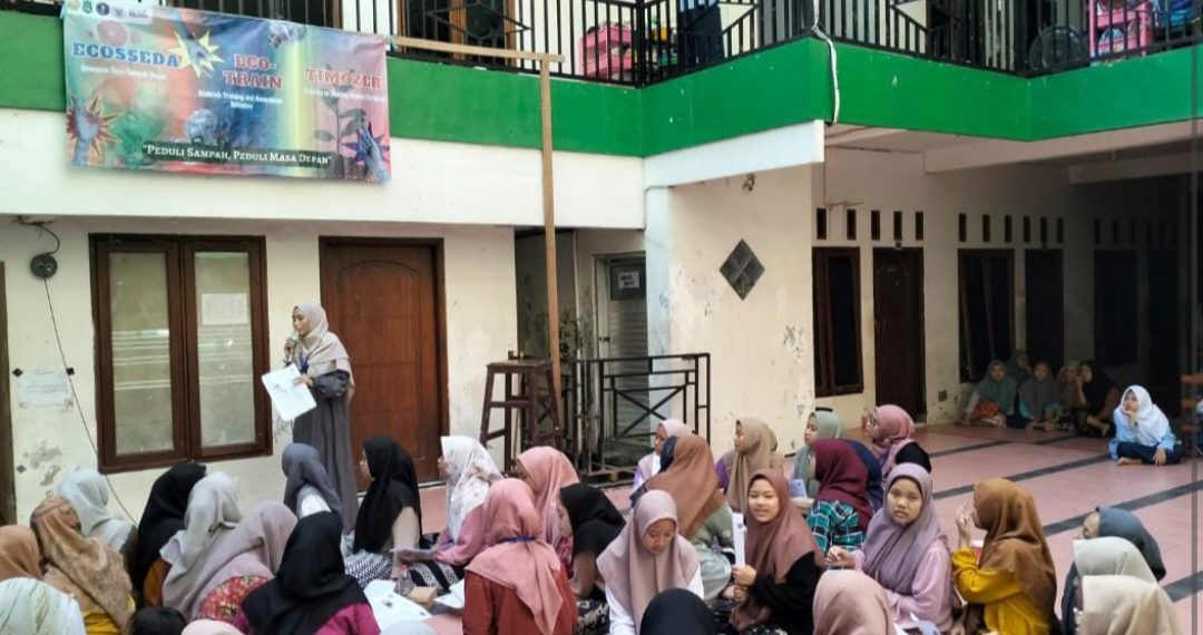 Pengurus Pondok dan Tim KKNT Inovasi Pondok Pesantren Kelompok 4 UPN “Veteran” Jawa Timur Melakukan Pelatihan Pembuatan Ecosseda di PP. Pesantren As Suniyyah, Jember