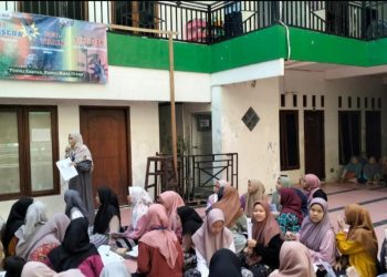 Pengurus Pondok dan Tim KKNT Inovasi Pondok Pesantren Kelompok 4 UPN “Veteran” Jawa Timur Melakukan Pelatihan Pembuatan Ecosseda di PP. Pesantren As Suniyyah, Jember