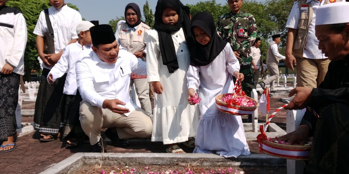 Kenang Jasa Pahlawan Jelang HUT RI ke 79, Bambang Haryo Tabur Bunga di Makam Pahlawan