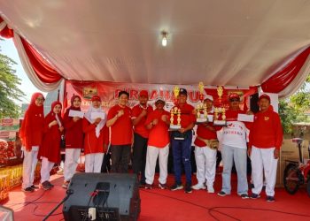 Cak Khulaim Berbagi Kebahagiaan Bersama Warga RW 04 Perum Tropodo Asri di HUT RI Ke 79