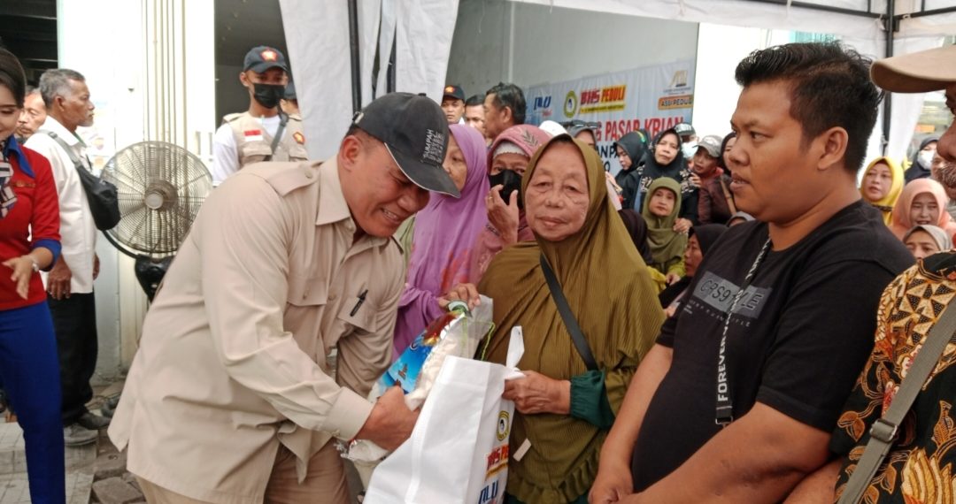 Peduli Pedagang Korban Kebakaran, BHS dan DLU Holding Beri Bantuan Paket Sembako