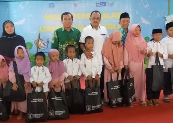 Pemkot Surabaya Bagikan 55.286 Seragam Gratis untuk Sekolah SD SMP Se-Surabaya