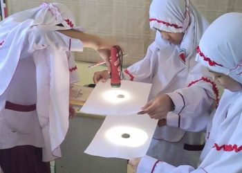 Siswa SD Al Falah Darussalam Membuktikan Sifat Cahaya Melalui Eksperimen Sederhana