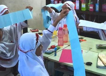 Serunya Siswa SD Al Falah Darussalam Membuat Kamus Mini Bahasa Indonesia
