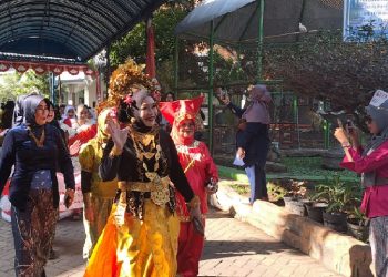 Kepala SMP Negeri 4 Sidoarjo Pimpin Langsung Keliling Karnaval Kemerdekaan
