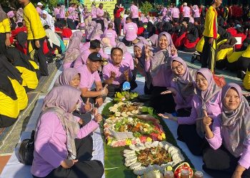 Tumbuhkan Kebersamaan, SMA Negeri 2 Sidoarjo Lomba Merias Tumpeng Kolosal