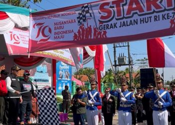 Guru SMA Negeri 1 Wonoayu Juga Ikut Meramaikan Gerak Jalan HUT RI ke 79