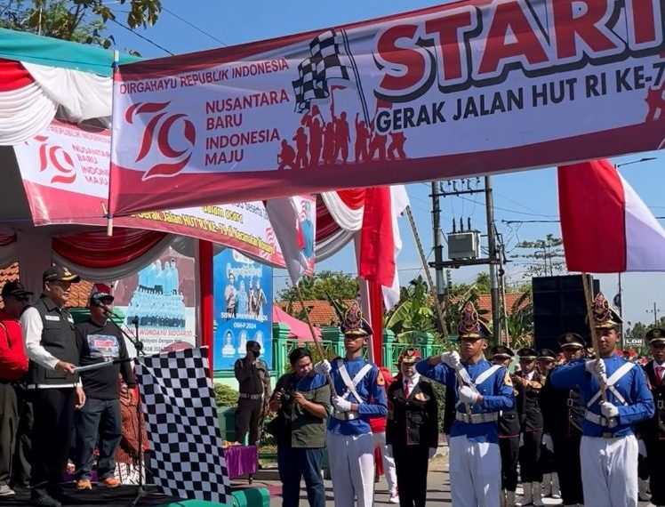 Guru SMA Negeri 1 Wonoayu Juga Ikut Meramaikan Gerak Jalan HUT RI ke 79