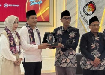Mundur Dari PKB, Subandi Daftar Ke KPU Sidoarjo Sebagai Cabup Dari Gerindra Bersama Mimik Idayana