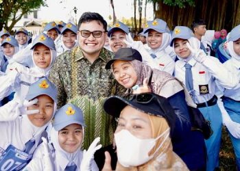 Sapa dan Bersamai Peserta Gerak Jalan, Bukti  Mas Ditho Dekat Masyarakat