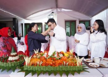 Cabup Hanindito Ditemani Cawabup Maria Ulfa Sungkem Ibunda Sebelum Berangkat ke KPU Kediri