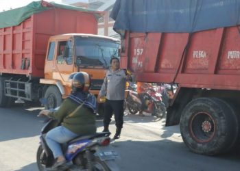 Lalin Manyar Lumpuh, Kapolres Gresik Turun Bantu Urai Kemacetan