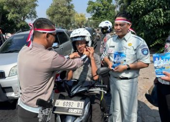 Gandeng Jasa Raharja, Satlantas Polres Gresik Edukasi Keselamatan Berlalu Lintas Sambil Bagikan Helm Gratis