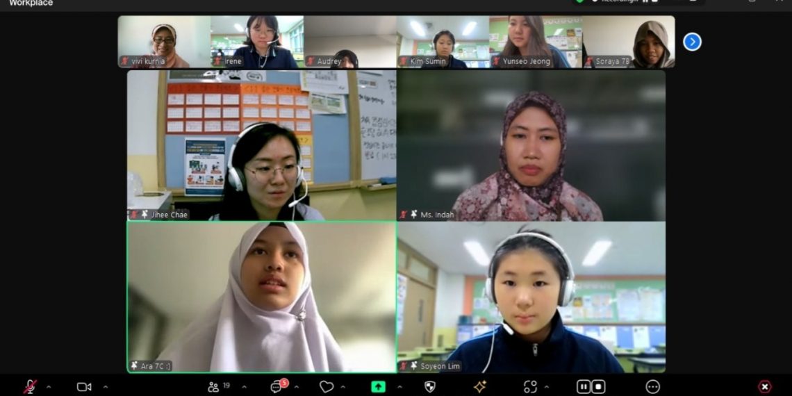 Siswa SAIM dan Siswa Korea Belajar Bersama