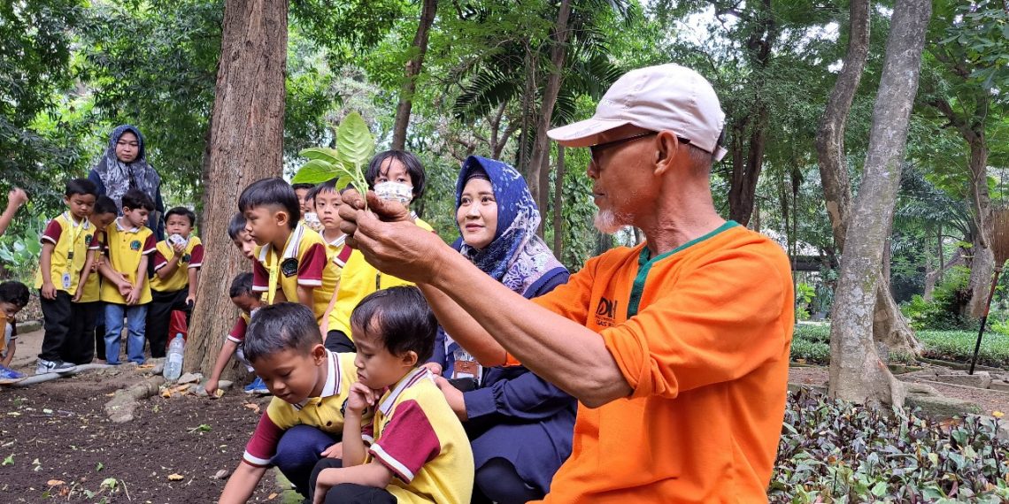 Peduli Lingkungan, Kunjungi Kebun Bibit