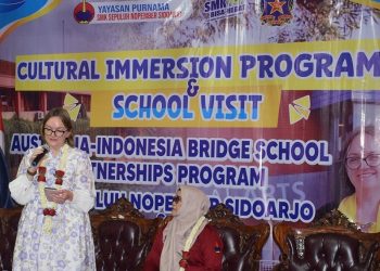 Guru Australia Meghan Mclean Berkunjung ke SMK Sepuluh Nopember Sidoarjo