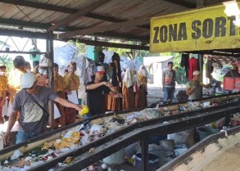 Praktik P5 Ratusan Siswa SMP PGRI 9 Sidoarjo Kunjungi TPS Banjarbendo