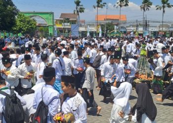 Ribuan Siswa SMK YPM 8 Sidoarjo Berebut Gunungan Buah dan Sayuran