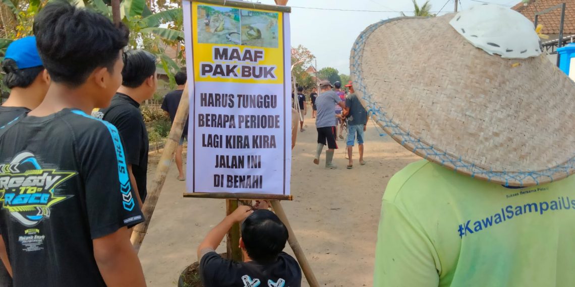 Tak Kunjung Diperbaiki, Warga Banyuwangi Tanam Pohon Pisang di Tengah Jalan Rusak