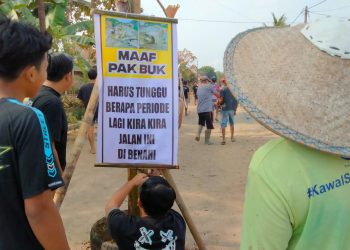 Tak Kunjung Diperbaiki, Warga Banyuwangi Tanam Pohon Pisang di Tengah Jalan Rusak