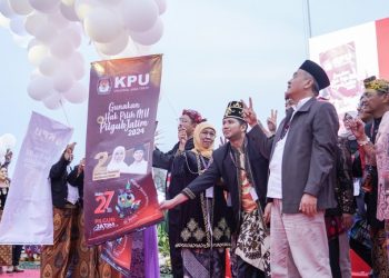 Balon Terbang Paling Tinggi, Khofifah-Emil Optimis Menang di Pilgub Jatim
