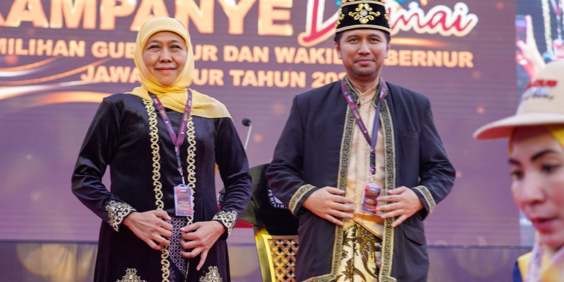 Khofifah Berdiri Tegak Jawab Penghormatan Marching Band Jadi Momen Spesial di Acara Kampanye Damai