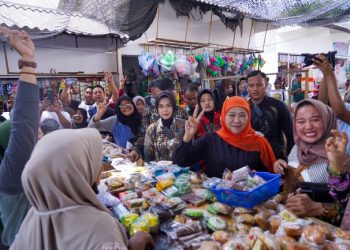 Khofifah Tuai Dukungan Lanjut Dua Periode saat Blusukan ke Pasar Merakurak Tuban