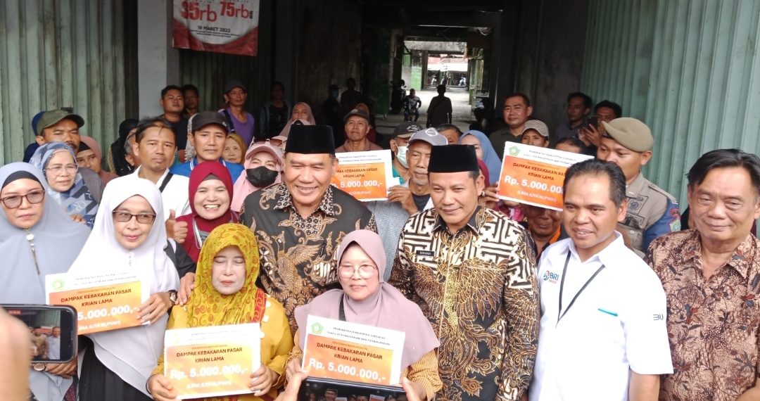 Bambang Haryo Bersama Plt Bupati Sidoarjo Serahkan Bansos ke Pedagang Korban Kebakaran di Pasar Krian
