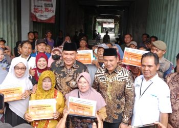 Bambang Haryo Bersama Plt Bupati Sidoarjo Serahkan Bansos ke Pedagang Korban Kebakaran di Pasar Krian