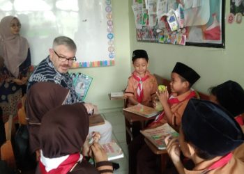 Bappenas dan Konjen Australia Kunjungi MI Progresif Bumi Shalawat