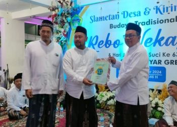 Hadiri Rebo Wekasan di Suci Manyar, Bupati Gresik Serahkan Sertifikat TKD