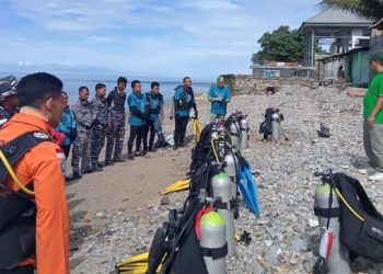 Peringati Hari Hiu Paus Internasional, Anggota Dewan Pers Lepas Penyelam Gorontalo Bersihkan Sampah Laut
