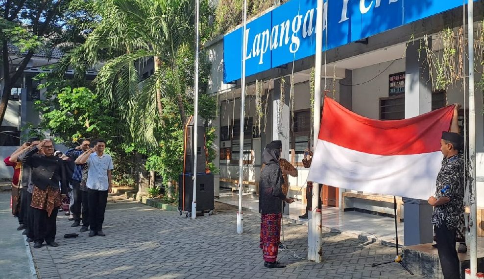 Angkat Kearifan Lokal, SMK Senopati Gelar Upacara Dengan Pakaian Adat dan Bahasa Jawa