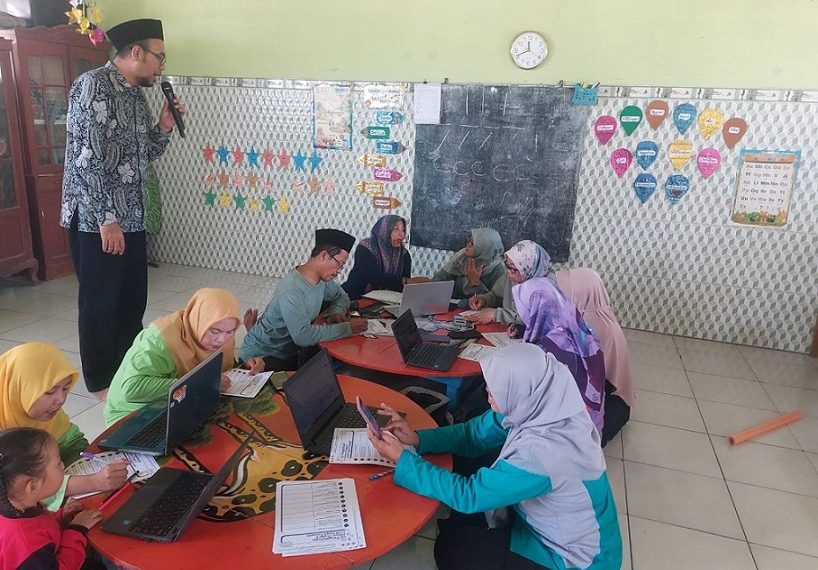 PKM STKIP Al Hikmah Latih Guru MI Nurul Hidayah Pembuatan Media Berbasis Platform Digital