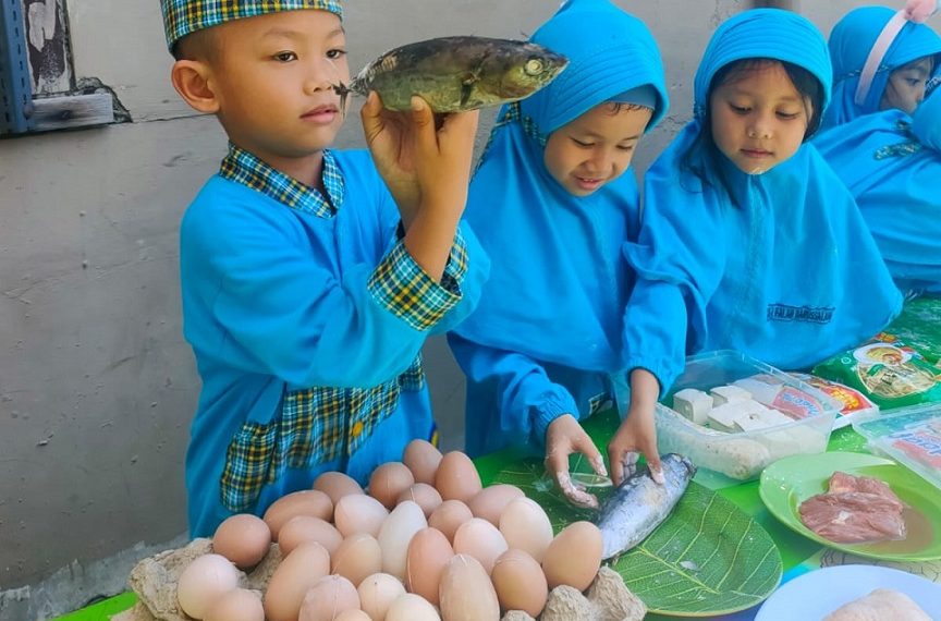 Kenalkan Mamin Sehat dan Halal, TK Al Falah Darussalam Hadirkan Pasar di Sekolah