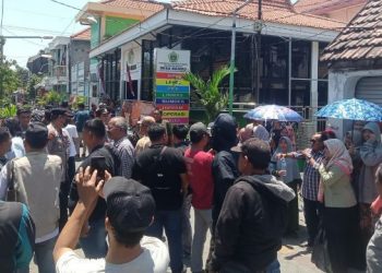 Ratusan Warga Desa Roomo Demo Beras CSR Smelting yang Apek dan Berkutu, Camat Manyar: Akan Diperiksa Inspektorat