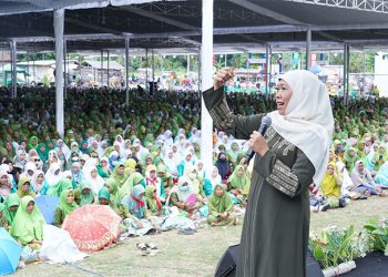 Dekat dengan Rakyat, Khofifah Pemimpin Paling Dicintai Kiai dan Warga Jatim