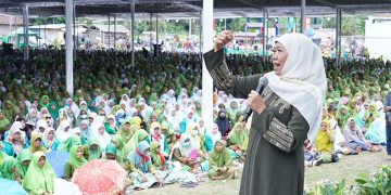 Dekat dengan Rakyat, Khofifah Pemimpin Paling Dicintai Kiai dan Warga Jatim