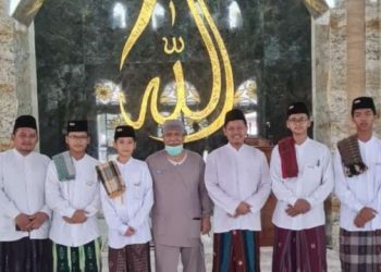 Rekor Terlama, Empat Santri Refah Islami Gresik Ikuti Program ‘Nginthil’ Kiai 12 Jam dalam Sehari