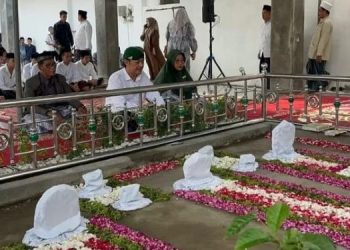 Cabup dan Cawabup Deny – Mudawamah Awali Kampanye dengan Ziarah Kubur