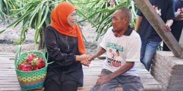 Peduli Rakyat Kecil, Tangis Haru Petani Buah Pecah Dikunjungi Khofifah
