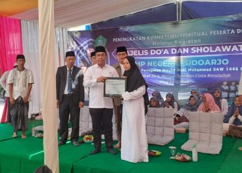 Pjs Bupati Sidoarjo Serahkan Sertifikat Tahfidz Siswa SMP Negeri 2 Sidoarjo. Inilah Siswanya…