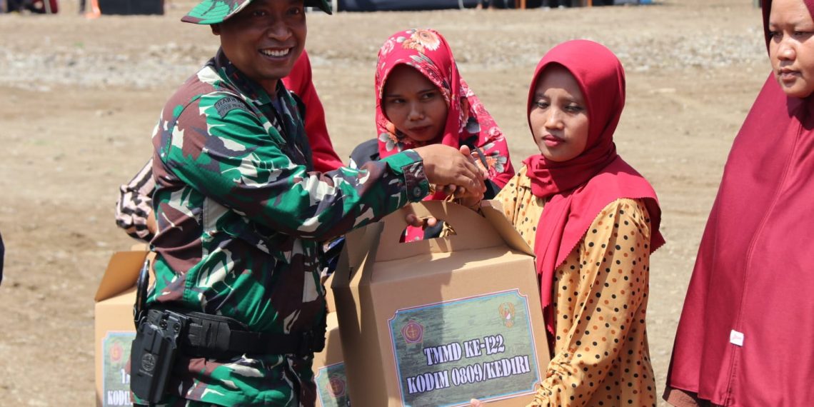 Dansatgas TMMD ke 122 Kodim 0809/Kediri Bagi Paket Sembako ke Masyarakat