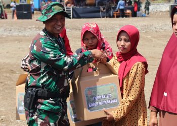 Dansatgas TMMD ke 122 Kodim 0809/Kediri Bagi Paket Sembako ke Masyarakat