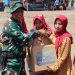 Dansatgas TMMD ke 122 Kodim 0809/Kediri Bagi Paket Sembako ke Masyarakat