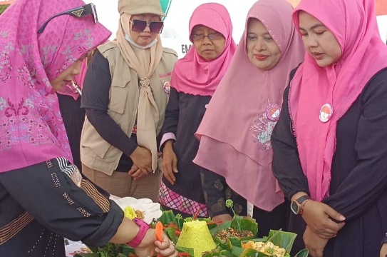 Prabowo-Gibran Dilantik, Emak-emak Arimbi Syukuran Potong Tumpeng